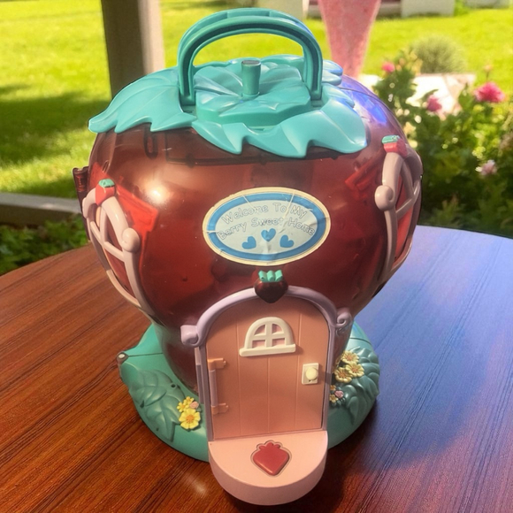 Girls Strawberry Shortcake Berry Sweet Home W/Carry Handle Large - Picture 1 of 7